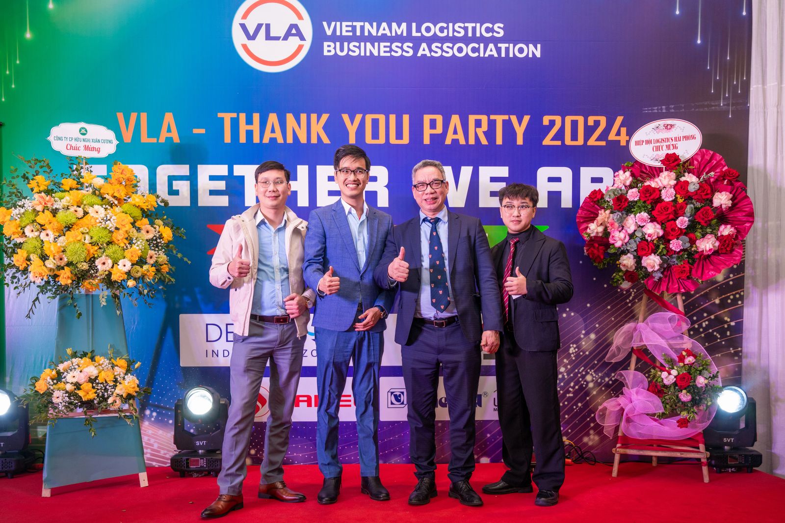 Hình 1. Đại diện Knight Logistics, Mr. Johnny và Mr. John (vị trí thứ nhất và thứ hai từ bên trái), cùng ông Đào Trọng Khoa, Chủ tịch VLA (vị trí thứ ba từ bên trái), tại dự kiện. (Nguồn: VLA) 