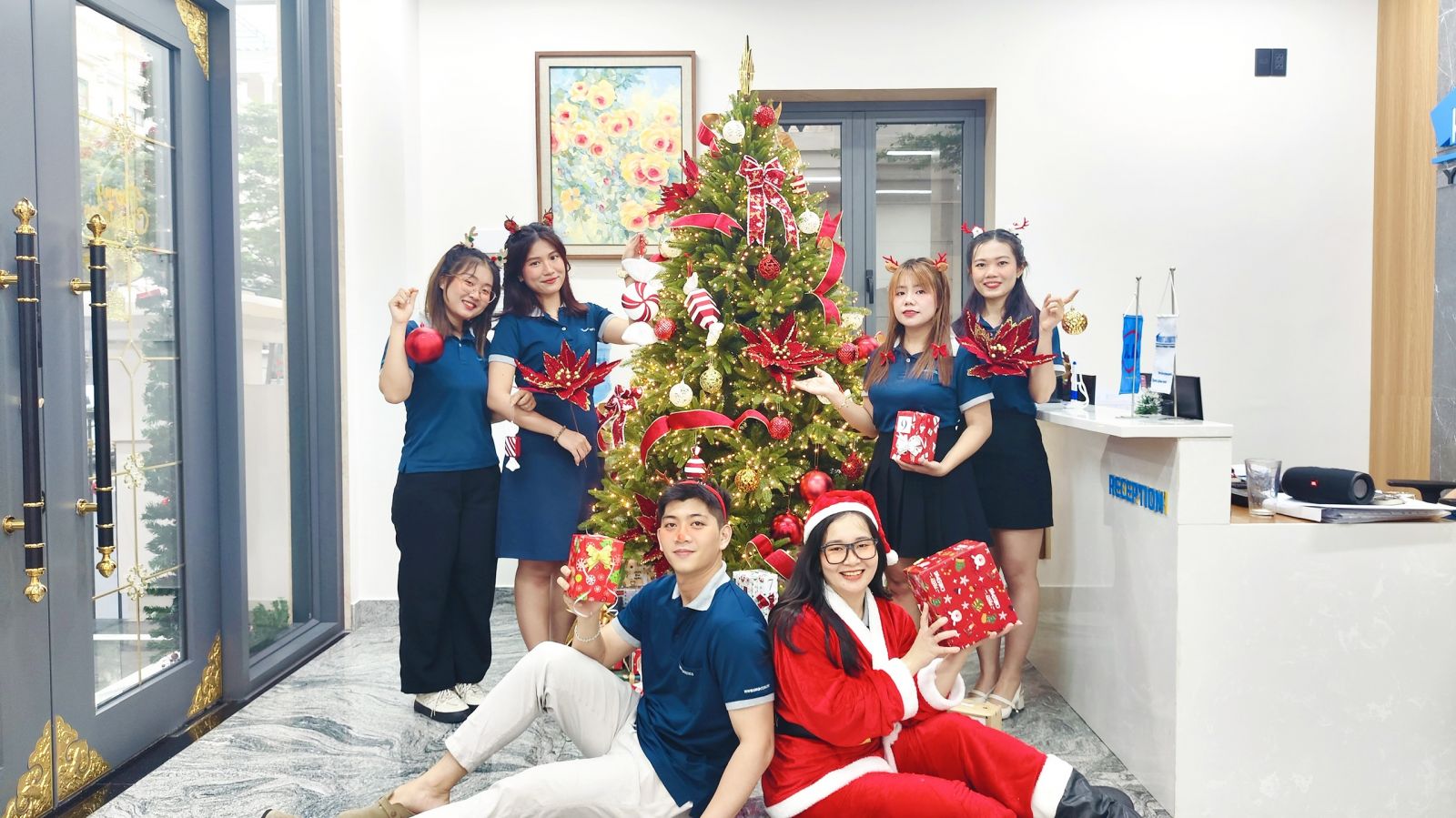 Hình 1 Lan tỏa không khí Noel tại ngôi nhà Knight