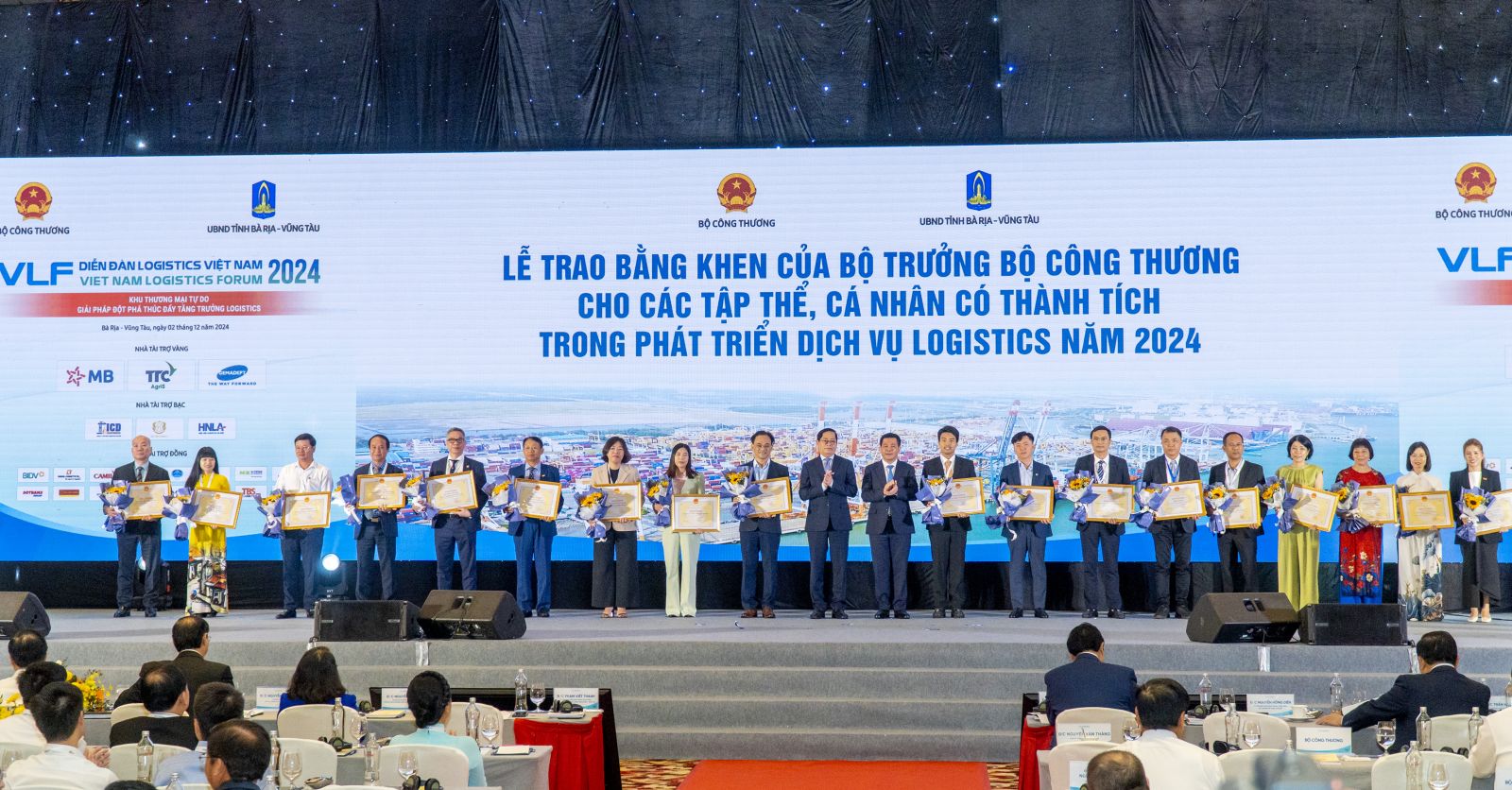 Bộ trưởng Bộ Công Thương trao tặng bằng khen cho các tập thể, cá nhân