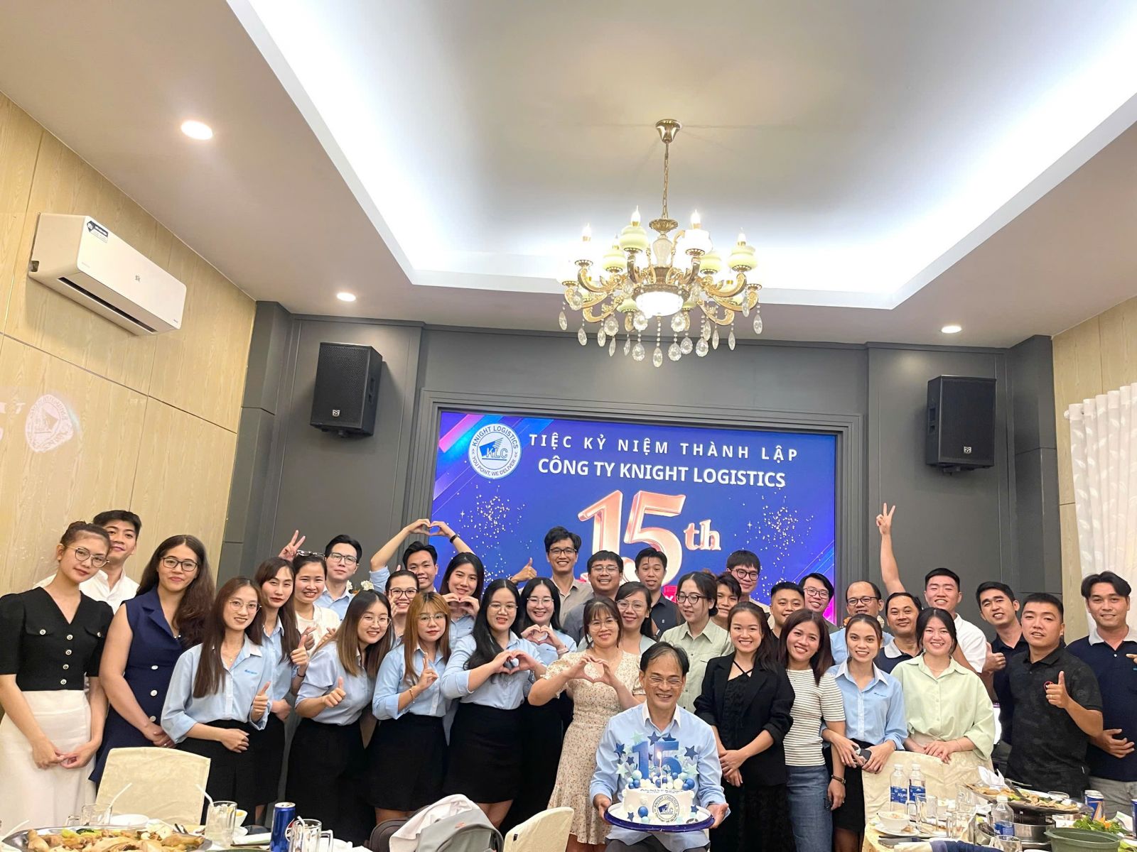 Hình Đại Gia Đình Knight Logistics 