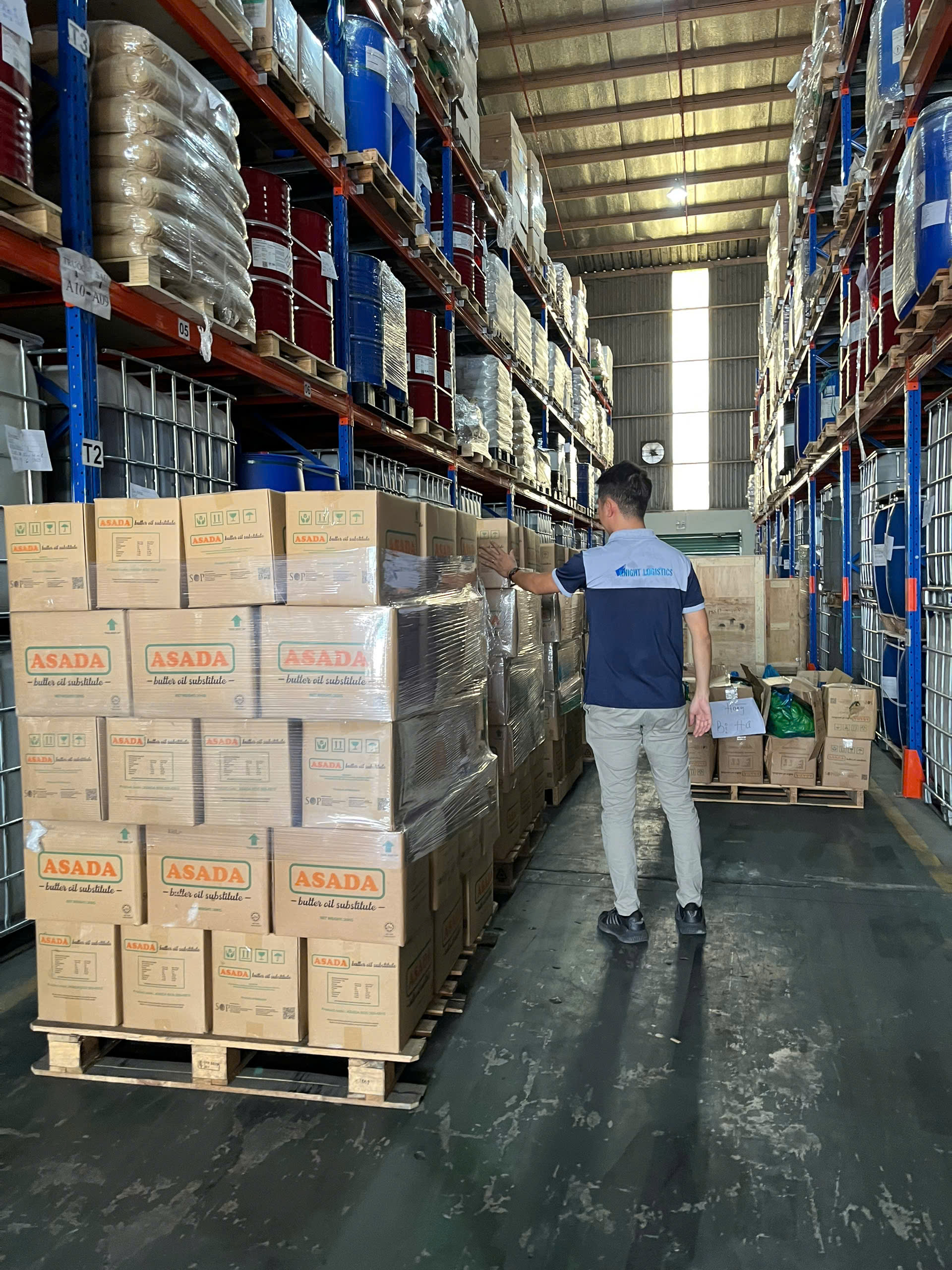 Nhân viên Knight kiểm tra lô hàng ở kho