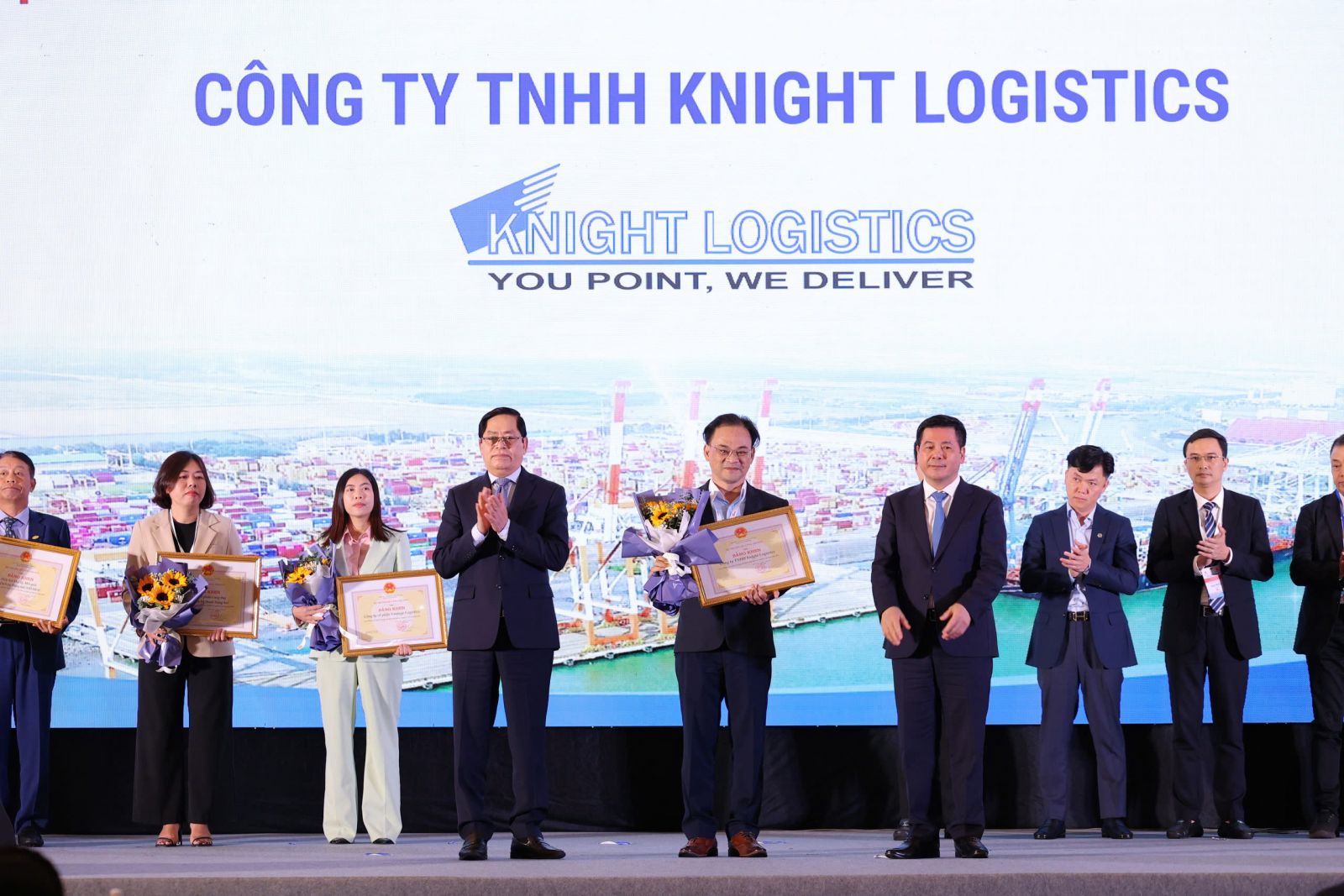 Mr. Dương Lâm - CEO Knight Logistics - vinh dự nhận bằng khen của Bộ trưởng Bộ Công Thương