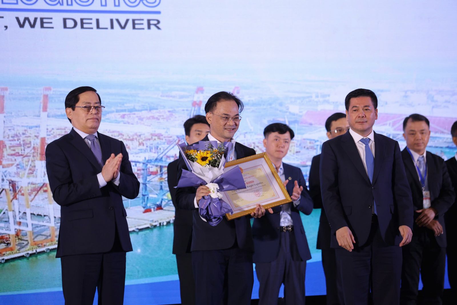 Mr. Dương Lâm - CEO Knight Logistics - vinh dự nhận bằng khen của Bộ trưởng Bộ Công Thương