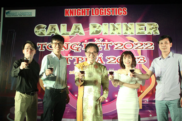 Hình 6. Mr. Lâm cùng các trưởng chi nhánh nâng ly khai mạc buổi tiệc.