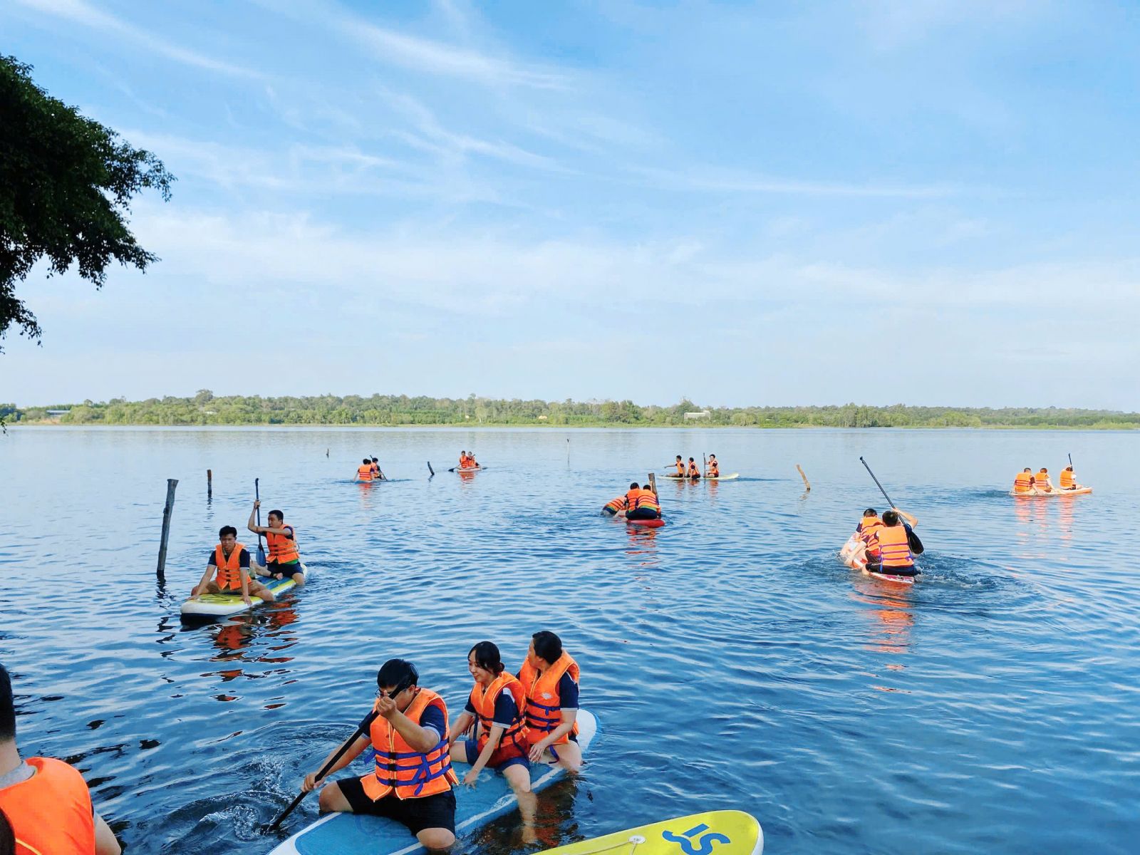 Hình 2,3,4,5. Tinh thần Team building cực chất của Knight Logistics 