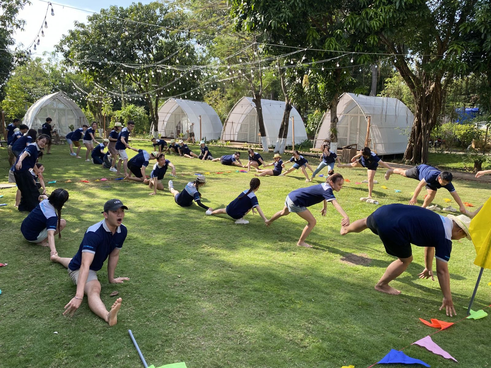 Hình 2,3,4,5. Tinh thần Team building cực chất của Knight Logistics 