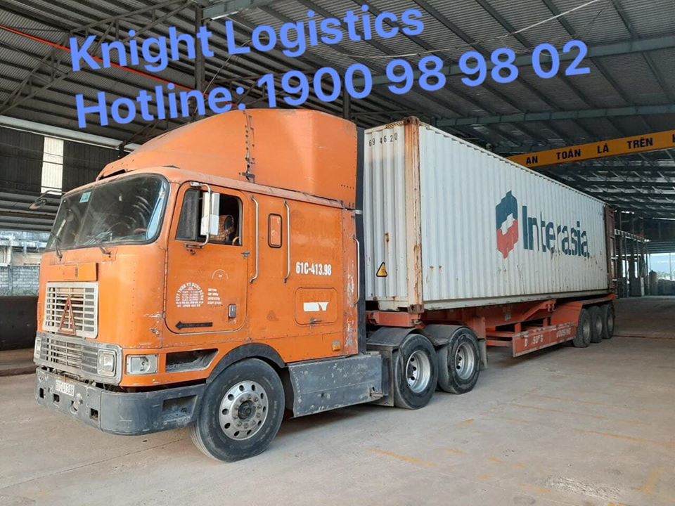ông thép Xe container giao hàng đến kho khách.