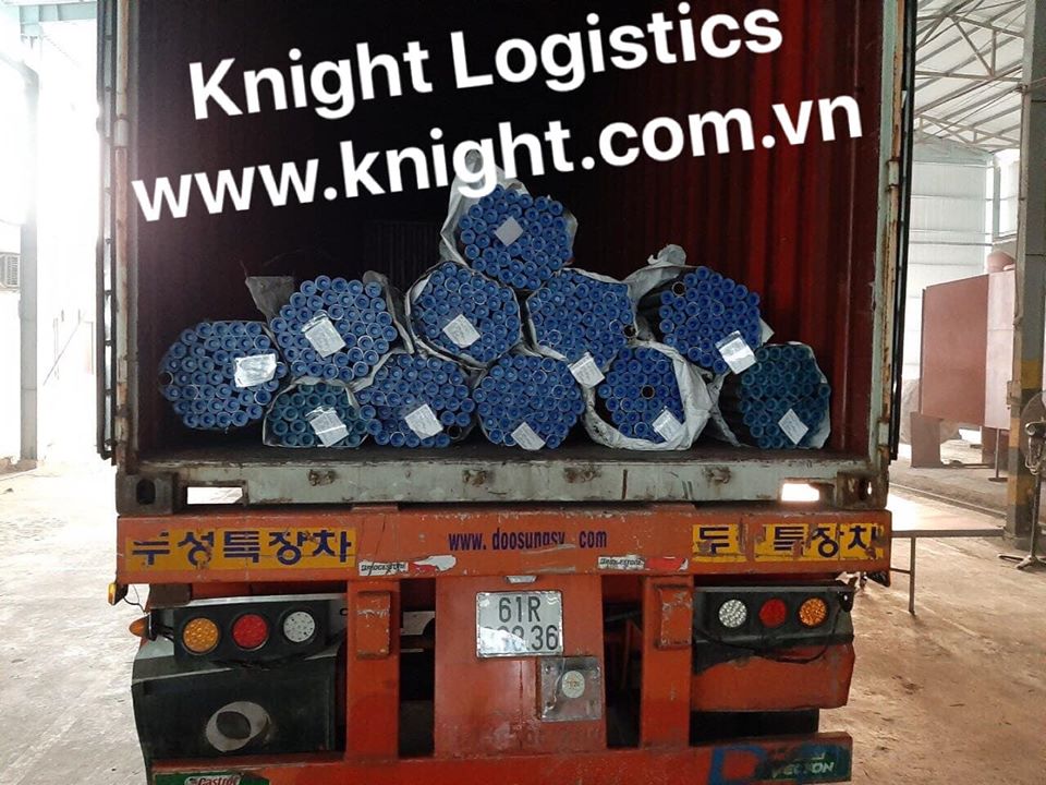 Xe container giao hàng đến kho khách.