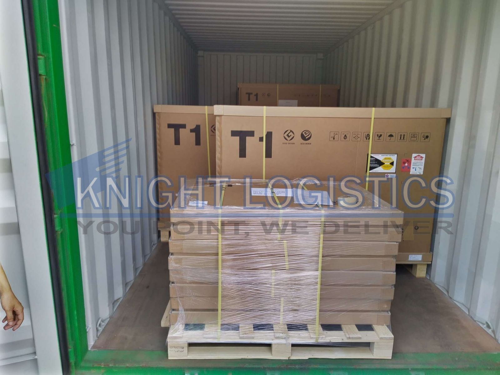 Hàng hóa bên trong container