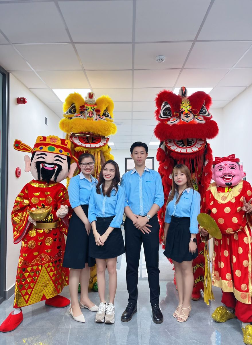 Hình: Đại gia đình Knight Logistics6