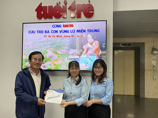 Đại diện tập thể Knight Logistics đóng góp giúp đỡ đồng bào lũ lụt Miền Trung