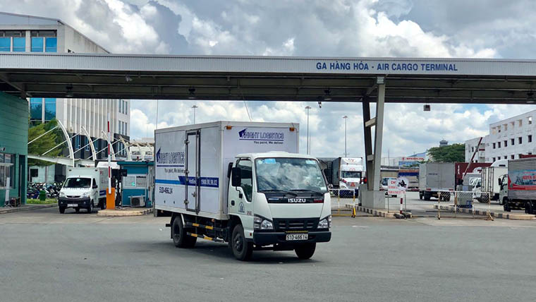 Xe tải Knight Logistics đang chở hàng từ ga sân bay đến kho Quý khách hàng