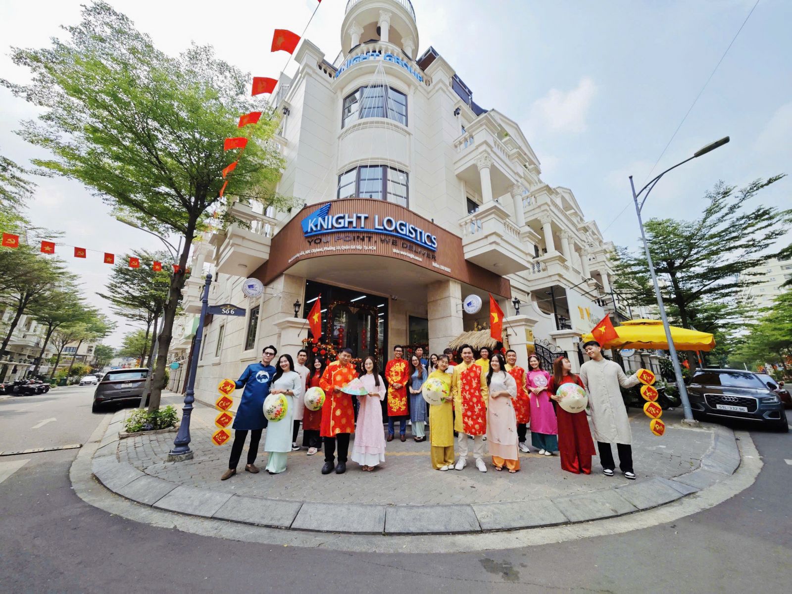 Hình 1 : Nhân viên Knight Logistics chào Xuân Ất Tỵ 