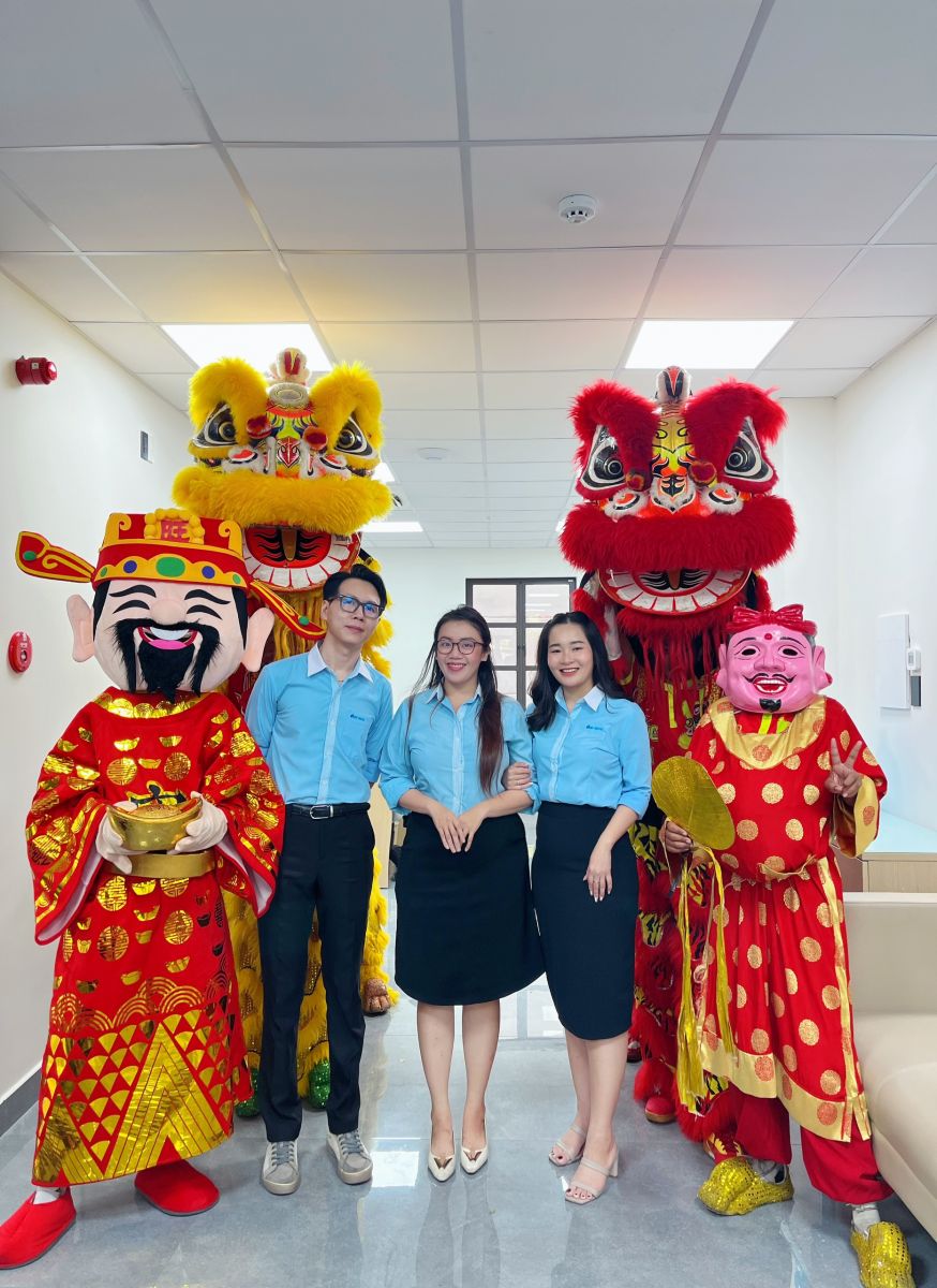 Hình: Đại gia đình Knight Logistics5