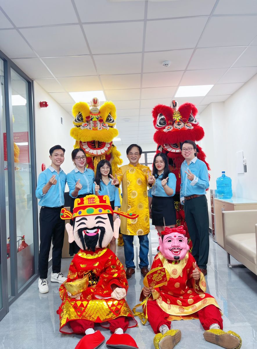 Hình: Đại gia đình Knight Logistics3