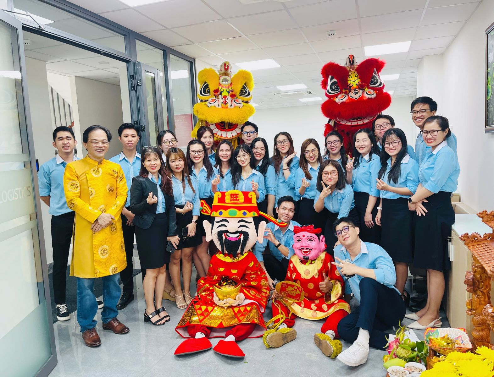 Hình: Đại gia đình Knight Logistics1