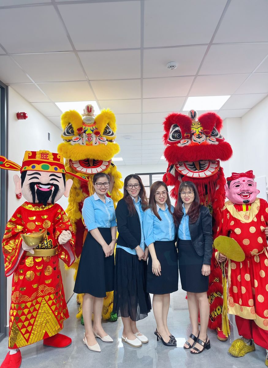 Hình: Đại gia đình Knight Logistics10